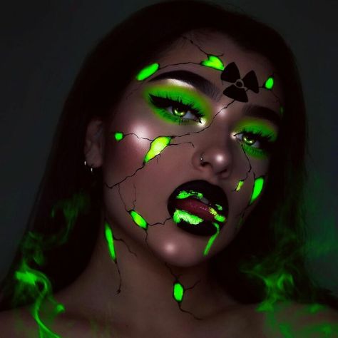 I Use Makeup, UV Paint And Light To Create Glow-In-The-Dark Looks (20 Pics) Makeup Competition, Big Makeup, Uv Makeup, Creative Halloween Makeup, Maquillage Yeux Cut Crease, Face Awards, Holloween Makeup, Neon Makeup, Cute Eye Makeup