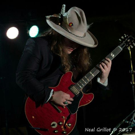 Marcus King. Great shot! Marcus King, Warren Haynes, Room Pics, King Style, King Fashion, Vintage Guitars, Style Ideas, Cowboy Hats, Musician