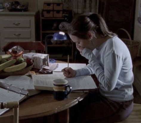 Rory Studying, Study Playlist, Academic Aesthetic, Study Aesthetic, Academic Motivation, Study Motivation Inspiration, Junior Year, Rory Gilmore, Freshman Year