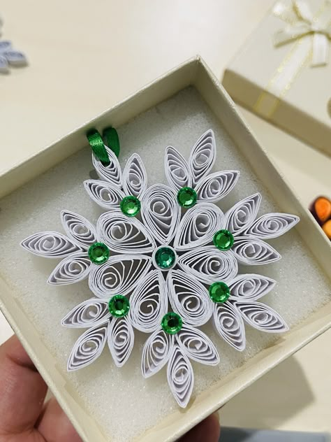 Quill Christmas Ornaments, Paper Quilling Christmas Ornaments Diy, Quilled Xmas Tree, Quilling Christmas Patterns, Paper Quilling Snowflakes, Paper Quilling Ornaments, Quilling Snowman, Christmas Quilling Patterns, Christmas Quilling Ideas