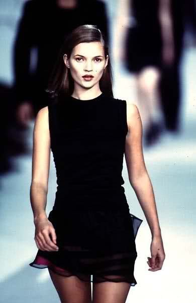 Kate Moss Kate Moss Runway, Kate Mess, Graphic Panels, Kate Moss Style, Black Chiffon Dress, Queen Kate, 90s Runway Fashion, Runway Fashion Couture, 90s Model