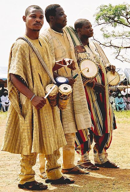 Legendary YORUBA Clothing And Dressing : Pics Inside - Culture - Nigeria Nigerian Tribes, Ghana Empire, Talking Drums, Nigerian Culture, African Drum, Yoruba People, Afrikaanse Kunst, Eco Print, People Clothes