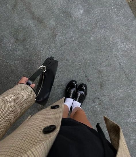 cute black loafers worn with cute little socks with mini skirt and blazer :) Moccasins Outfit Fall, Socks Loafers, Black Loafers Outfit, Cute Loafers, Moccasins Outfit, Loafer Outfits, Loafers With Socks, Loafers Outfit, Socks Cute