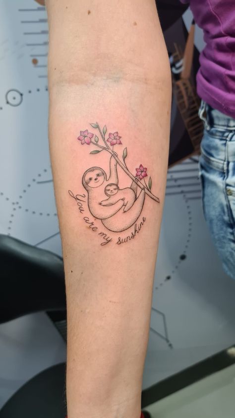 Bicho preguiça mãe e filhote sloth you are my sunshine tattoo Small Sloth Tattoo, Sloth Tattoos For Women, Sloth Tattoo Small Simple, You Are My Sunshine Tattoo, Sloth Tattoos, Good First Tattoos, Sloth Tattoo, Sunshine Tattoo, Mama Tattoo