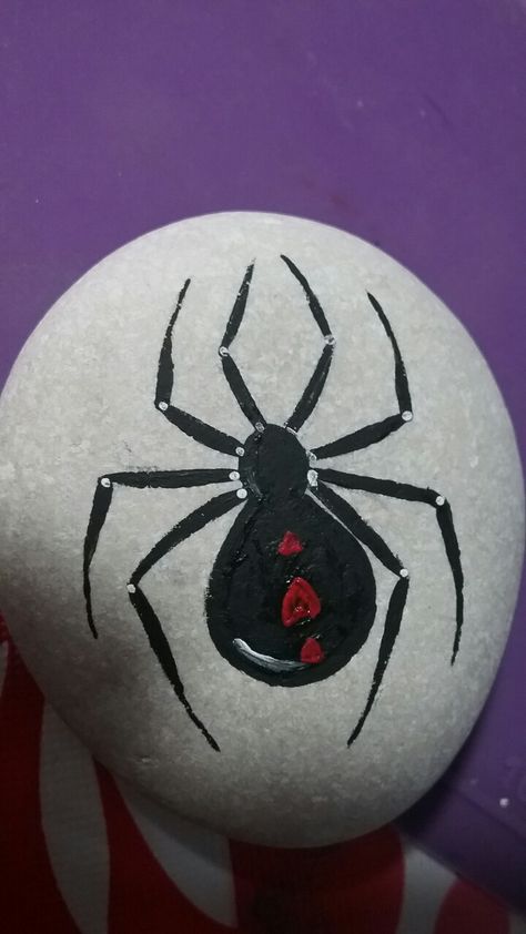 Black widow painted rock- kindness rocks project Dracula Rock Painting, Zombie Painted Rocks, Crow Painted Rocks, Goth Rock Painting, Halloween Pebble Painting, Horror Rock Painting, Kindness Rocks Project, Mandala Wood, Christmas Spider