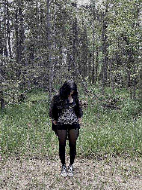 Black Shorts And Tights Outfit, Goth Country Aesthetic, Chill Goth Outfits, Soft Goth Outfits Summer, Chubby Alt Outfits, Goth Workout Clothes, 2014 Tumblr Outfits, Summer Alternative Outfits, Chubby Grunge Outfits