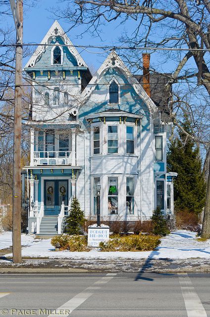 Queen Anne Architecture, Victorian Exterior, Victorian Style House, Old Victorian Homes, Victorian Style Homes, Scenic Travel, Pretty Houses, Old Mansions, Victorian Mansions