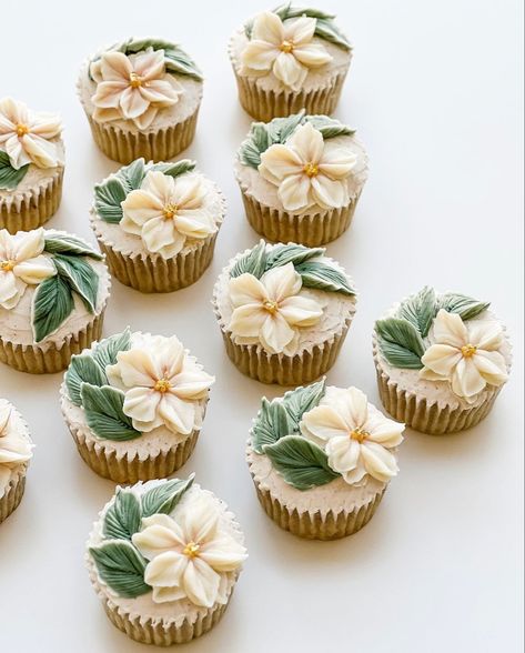 Magnolia Flower Cupcakes, Tropical Wedding Cupcakes, Wedding Cupcakes With Greenery, Simple Elegant Cupcakes, Cute Things To Bake Aesthetic, Botanical Desserts, Greenery Cupcakes, Green Wedding Cupcakes, White Flower Cupcakes