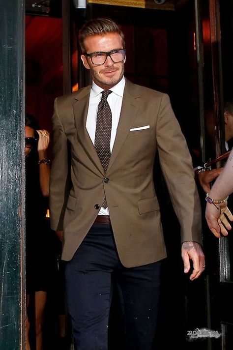 David Beckham Style Beckham Suit, David Beckham Suit, David Beckham Photos, David Beckham Style, Style Gentleman, Blazer Outfits Men, Brown Blazer, Brown Suits, Men Style Tips