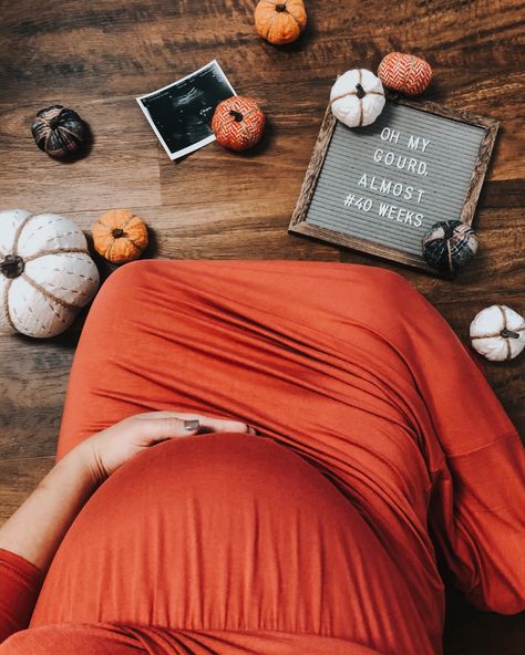 Maternity Photography Letter Board, Fall Maternity Pumpkin Patch, Fall Maternity Photos At Home, Rustic Fall Maternity Photos, Fall Themed Maternity Photoshoot, Fall Pumpkin Maternity Photos, Fall Bump Pictures, Cute Fall Maternity Pictures, Maternity Fall Outfits Photoshoot