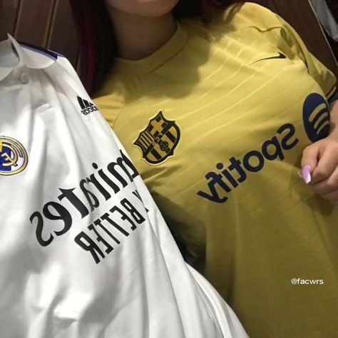 Messi Y Cristiano, Madrid Girl, Random Songs, Football Aesthetic, Real Madrid And Barcelona, Aesthetic Couples, Football Jersey Outfit, Football Love, Jersey Outfit