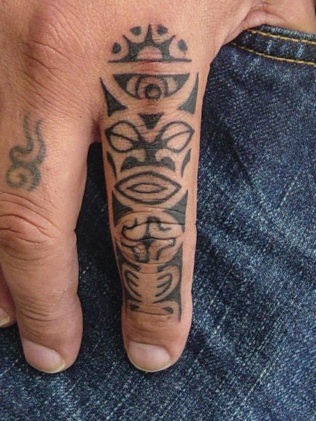 #finger #tiki #tribal #tattoo Tattoos Nature, Tiki Tattoo, Tattoo Samples, Polynesian Tattoo Designs, Marquesan Tattoos, Tattoo Skin, Muster Tattoos, 100 Plus, Hand Tattoos For Guys