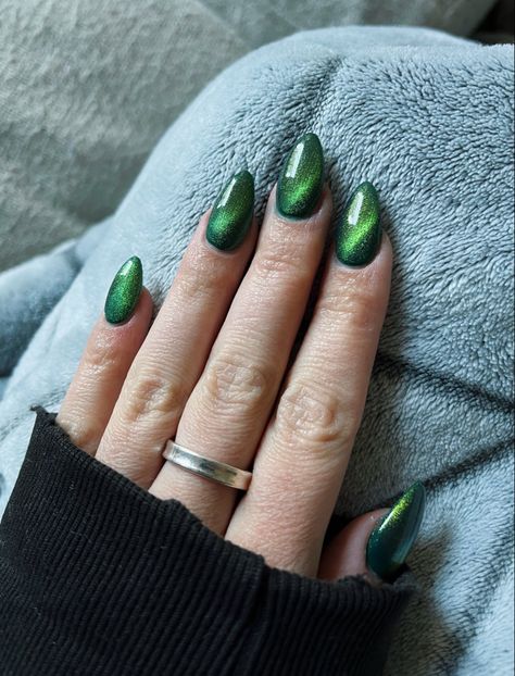 Green Sparkles Nails, Emerald Green Magnetic Nails, Green Cat Eye Acrylic Nails, Emerald Green And Black Ombre Nails, Green Cat Eye Nails Short, Cateyes Nails Green, Emerald Green Pearl Nails, Dark Green Velvet Nails, Magnetic Green Nails