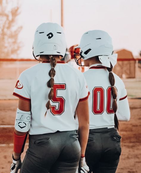 Softball Poses With Friends, 12u Softball, Softball Catcher Pictures, Aesthetic Softball, Softball Pictures Poses, Inspirational Volleyball Quotes, Softball Picture, Softball Backgrounds, Travel Softball