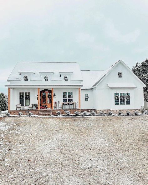 Modern Farmhouse by @pikeproperties 📸: @joepurvisphotos Follow @farmhouseplans for more! • • • #farmhouse #modernfarmhouse #farmhome… Home Designs Exterior, Modern Farmhouse Exterior, Casa Exterior, Porch Design, Farmhouse Exterior, Dream House Exterior, House Goals, Style At Home, Design Living