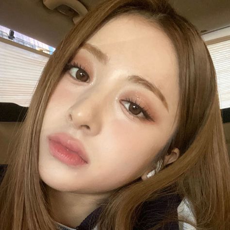 lesserafim yunjin kpop icon Le Sserafim Yunjin Makeup, Yunjin Makeup, Vogue Makeup, Le Sserafim Yunjin, Yunjin Icon, Make Up Inspo, Blue Flames, Asian Makeup, Makeup Inspo