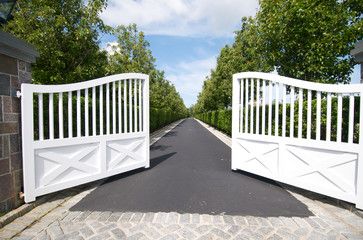 Sandcastle Bridgehampton New York traditional-landscape Entrance Gates Driveway, Property Gates, Wooden Gates Driveway, Yard Gate, Driveway Entrance, Farm Gate, Front Gate Design, Entrance Gates Design, Driveway Landscaping