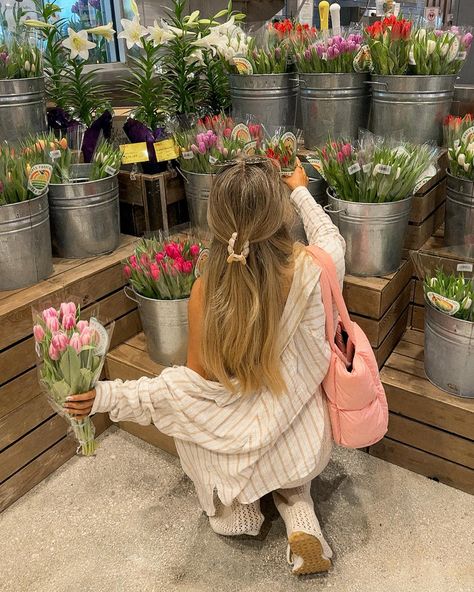 Weekly therapy session is buying flowers 🌸💐 tulips are my faveeee We did a neutral, casual OOTD today just to switch things up 🤍 . . . Pinterest girl, Pinterest aesthetic, minimal style, casual outfit, outfit ideas, style inspo, spring outfit, casual outfit #pinterestaesthetic #minimalstyle #casualstyle #outfitinspo #outfitideas #casualoutfit #styleinspo #outfitoftheday #springoutfit #ａｅｓｔｈｅｔｉｃ Therapy Session Aesthetic, Buying Flowers, Flowers Tulips, Aesthetic Photoshoot, Casual Ootd, Pinterest Aesthetic, Buy Flowers, Minimal Style, Pinterest Girls