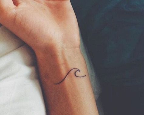 Aloha Tattoo, Hanna Tattoo, Wave Tattoo Wrist, Ocean Wave Tattoo, Simple Wave Tattoo, Alas Tattoo, Small Wave Tattoo, Inspi Photo, Wave Tattoo Design