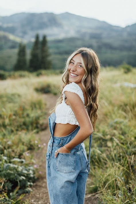 Field Summer Photoshoot, Parent Senior Pictures, Picture Poses Photoshoot, Senior Picture Overalls, Pictures In Fields Photo Ideas, Summer Field Pictures, Jean Skirt Senior Pictures, Flower Field Photoshoot Senior Pics, Senior Pics Nature