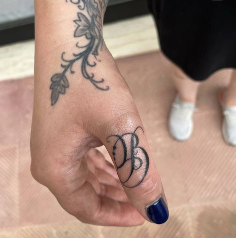 Calligraffiti Alphabet, Letters Tattoo, Chicanas Tattoo, Pet Tattoos, Hand And Finger Tattoos, Pretty Tattoos For Women, Stylist Tattoos, Best Friend Tattoos, Dainty Tattoos