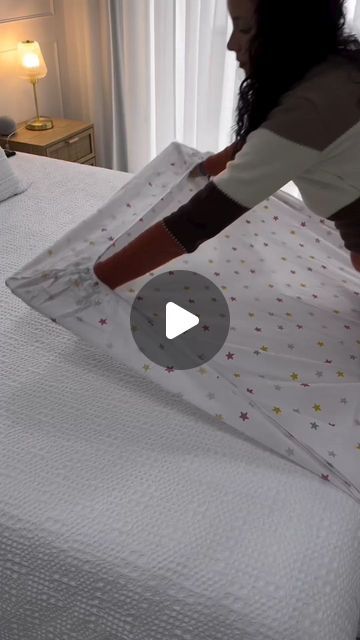 How To Fold A Fitted Sheet, How To Store Blankets, Folding Towels Save Space, Folding Blankets, Folding Bath Towels, Organization Routine, Organizing Towels, Tidy Closet, Folding Sheets