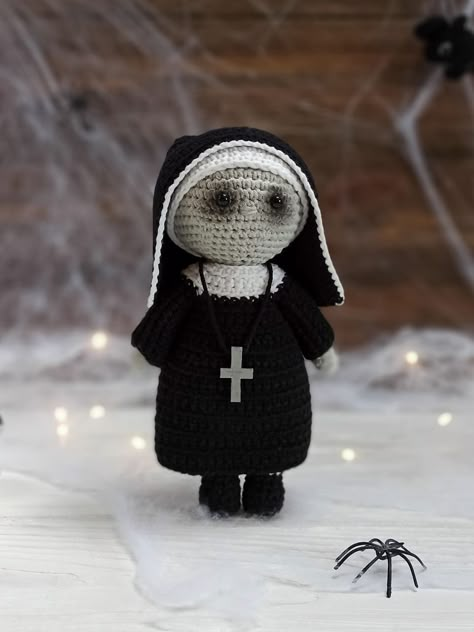 CROCHET FOR BEGINNERS | Inspiration for those who love horror movies 🖤 Scary Crochet Patterns, Crochet Horror Free Pattern, Horror Movie Crochet Patterns Free, Spooky Crochet Ideas, Crochet Horror Dolls, Horror Crochet Pattern, Horror Movie Crochet, Scary Crochet, Crochet Halloween Amigurumi