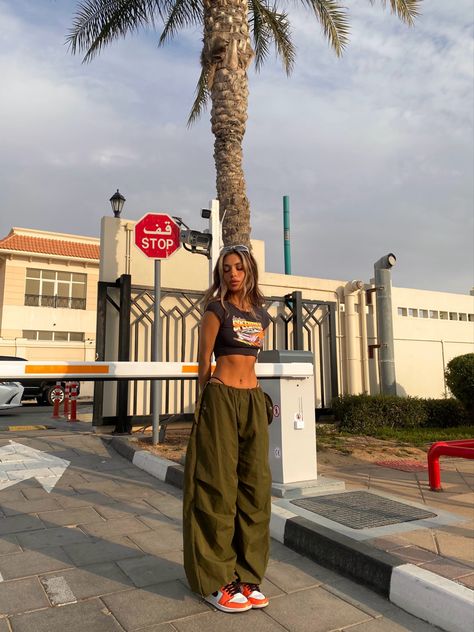 Y2k Female Fashion, Women’s Street Wear Fashion, Poses For Street Wear, Y2k Fits Street Styles, Street Girl Aesthetic, Streetwear Poses Women, Fem Streetwear, Street Wear Poses, Street Wear Female