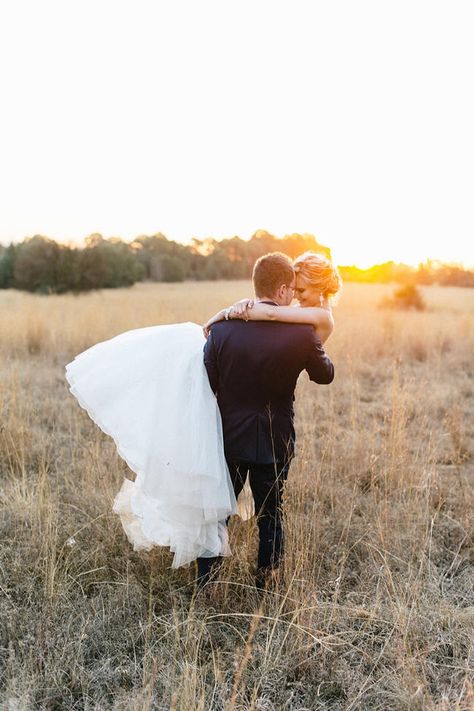 Romantic Wedding Photos // Vintage Chic Barn Wedding at Rosemary Hill // Louise Vorster Photography Fall Barn Wedding, Outdoor Wedding Photography, Wedding Picture Poses, Romantic Wedding Photos, Wedding Photography Styles, Wedding Photography Tips, Wedding Photos Poses, Foto Poses, Barn Wedding Venue