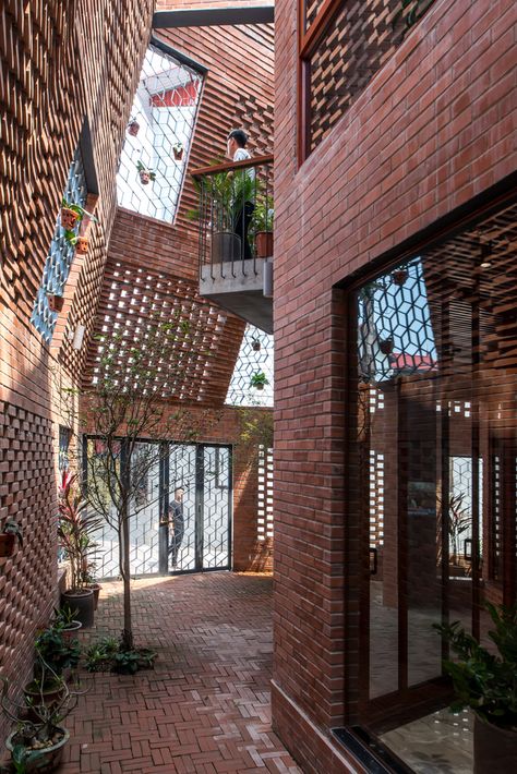 Natural Light and Ventilation: 17 Remarkable Courtyards,© Nguyen Tien Thanh Brick Exterior House, Brick Architecture, Brick Facade, Patio Interior, House Design Photos, Brick Design, Brick Building, Facade Architecture, Brickwork