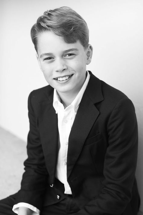 Prince George Stars in New Portrait for His 11th Birthday Taken by Kate Middleton Prince George Birthday, Principe William Y Kate, Prinz George, Kate Und William, Film Thriller, Herzogin Von Cambridge, Prince William Et Kate, Carole Middleton, Prince George Alexander Louis