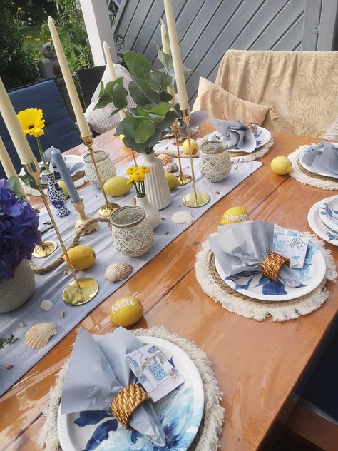 Table setting, napking arrangement, blue and yellow theme, greece and italy theme, lemons, mediterran, candle, gold, boho vibes, mediterran aesthetic, photography, garden party, birthday party decor, cozy Blue Yellow Party, Yellow Party Themes, Greece Theme, Yellow Party Decorations, Blue Table Decorations, Greece And Italy, Yellow Picnic, Yellow Birthday Parties, Mia Aesthetic