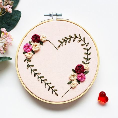 Wreath Embroidery Pattern, Rose Embroidery Designs, Wreath Embroidery, Unique Cross Stitch, Valentine Embroidery, Cross Stitch Tutorial, Embroidery Hearts, Pattern Cross Stitch, Pattern Wedding