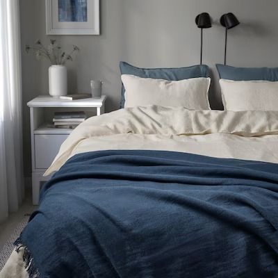 Blankets & throws - IKEA Spain Cream Bed Sheets, Dark Blue Blanket, London Room, Dark Blue Rooms, Cream Bedding, Room London, Blue Throw Blanket, Dark Bedroom, French Bedroom