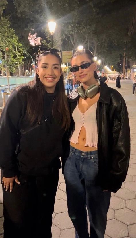 Hailey Bieber With Fans, Hailey Bieber Concert, Night In Barcelona, Hailey Style, Haley Bieber, Hailey Baldwin Style, Hailey Baldwin, Naha, Hailey Bieber