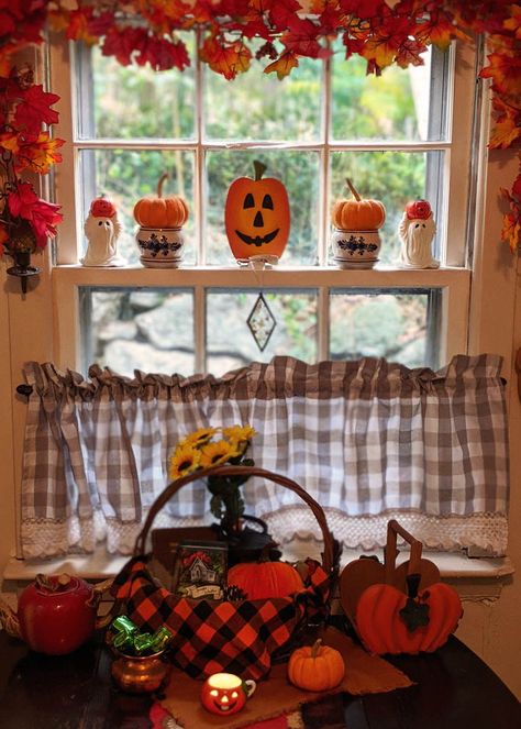 Cottagecore Halloween Decor, Halloween Kitchen Decor Ideas, Cottage Halloween Decor, Cottage Core Halloween, Cottage Autumn, Halloween Cottage, Cottage Halloween, Autumn Ambiance, Cottagecore Halloween