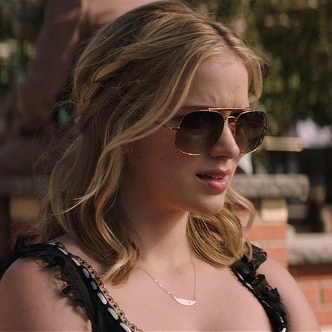 Elizabeth Lail as Guinevere Beck in You (2018) Guinevere Beck From You Hair, You Beck Guinevere, Beck "you", Elizabeth Lail You, Elizabeth Lail Gif, Guinevere Beck, Elizabeth Lail, About Computer, I Love You Gif