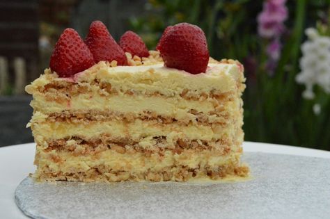 Dacquoise Recipe, Dacquoise Cake, Torte Cupcake, Biscuits Easy, British Baking, French Desserts, Strawberry Lemon, Hungarian Recipes, Crazy Cakes