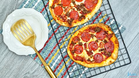 This super quick and simple Air Fryer Meat Lovers Flat Bread Pizza recipe only requires a few ingredients and is oh so good! Marinara Sauce From Scratch, Dinner Air Fryer, Homemade Calzone, Air Fryer Meat, Waffle Pizza, Bread Pizza Recipe, Yummy Waffles, Foil Pack Dinners, Flat Breads