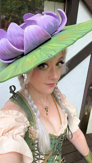 Ren Faire Umbrella, Lily Pad Costume, Water Lily Costume, Flower Fairy Hat Diy, Ren Faire Hats, Forest Fairy Halloween Costume, Renfaire Hat, Lily Pad Hat, Ren Faire Hat