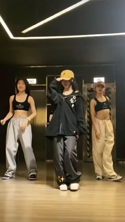 Dance Style Outfits, Snap Dance, Hip Hop Dancer, Contemporary Dance Videos, Simple Dance, Dance Playlist, Dance Outfits Practice, Dance Basics, New Dance Video