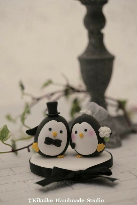 Penguin Cake Toppers, Penguin Wedding, Wedding Cake Fresh Flowers, Clay Keychain, Fondant Animals, Topper Wedding, Cute Polymer Clay, Etsy Wedding, Cute Clay