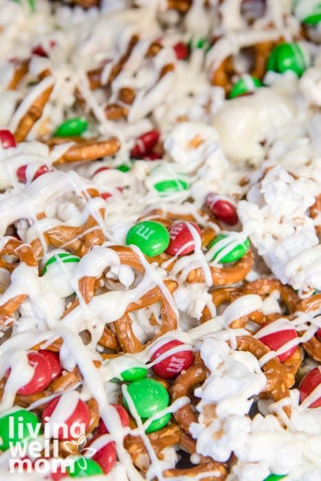 Popcorn Snack Mix Recipes, Popcorn Mix Recipes, Christmas Popcorn Recipes, Chocolate Popcorn Recipe, Snacks Salty, White Chocolate Popcorn Recipe, Easy Holiday Snacks, Popcorn Recipes Chocolate, Covered Popcorn