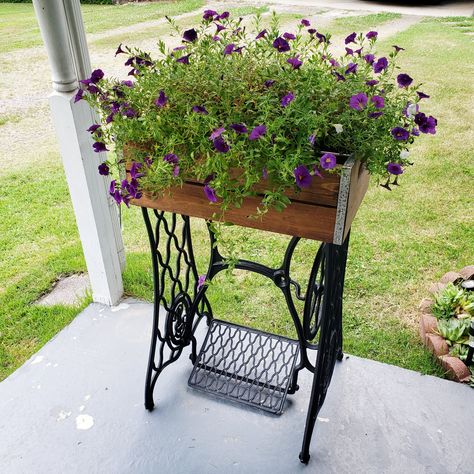 Singer Sewing Machine flower stand Singer Sewing Machine Plant Stand, Sewing Machine Planter, Singer Sewing Machine Ideas, Sewing Machine Table Diy, Creative Upcycling, Planter Project, Antique Sewing Table, Old Sewing Machines, Garden Stand