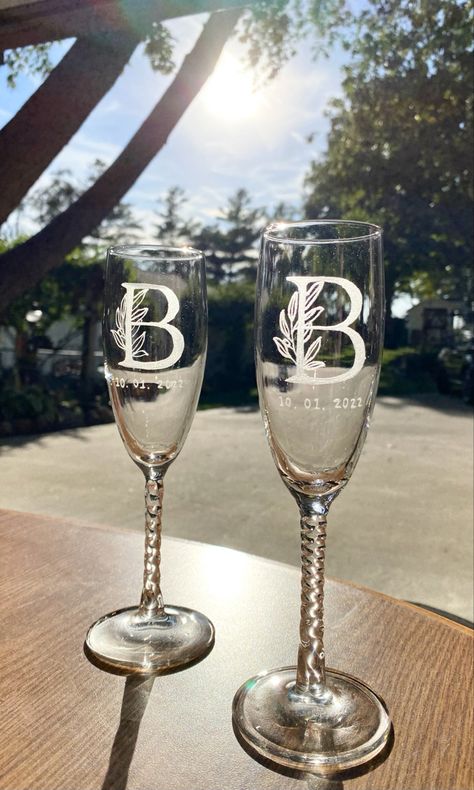 Etched Glass Ideas Wedding, Etched Wedding Glasses, Wedding Etched Glass Ideas, Etched Glass Wedding Gift Ideas, Glass Etching Gift Ideas, Wedding Toasting Glasses Diy, Engraved Glass Ideas, Wine Glass Etching Ideas, Etched Wine Glass Ideas