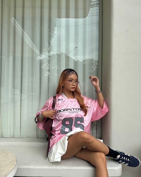 me & my pink jersey 💗🎀 @borntowin.co.kr is now available in 🇮🇩 via @kick.avenue! use my code “BTW20EILENE” for disc 🏷️ #borntowin #kfashion #ootd #fashiontrends2024 Pink Jersey Outfit, Jersey Outfit Women, Pink Ootd, Pink Football, Football Jersey Outfit, Pink Jersey, Jersey Outfit, Outfit Women, Cute Simple Outfits