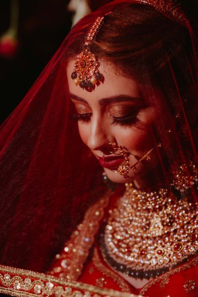 Wedding Bridal Shoot, Aesthetic Indian Wedding Photography, Indian Wedding Shoot Poses, Poses For Bridal Photoshoot, Dulhan Photo Pose, Wedding Bridal Photoshoot, Bridal Photography Poses Indian, Bridal Photoshoot Poses Indian, Muslim Bride Photoshoot Poses