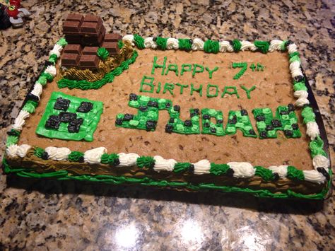 Minecraft Double Layer cookie cake :) Judah's 7th birthday! Minecraft Cookie Cake Ideas, Minecraft Cookie Cake, Layer Cookie Cake, Minecraft Cookies, Minecraft Birthday Cake, Cookies Cake, Minecraft Cake, Minecraft Birthday, Minecraft Party