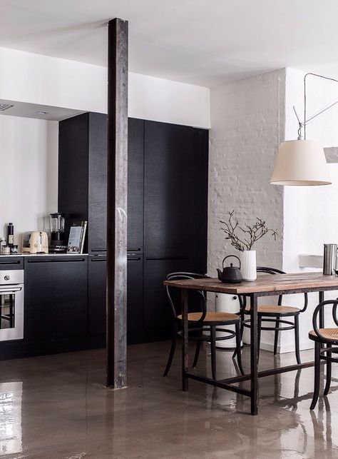 Scandinavian apartment polished concrete floor Steel Columns, Style At Home, Home Design Decor, Black Kitchens, Luxury Kitchen, Concrete Floors, House Inspiration, Kitchen Inspirations, Kitchen Interior