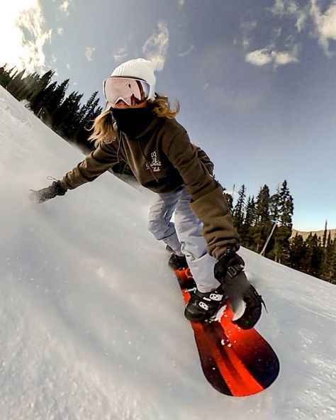 Snowboarding Aesthetic Women, Cool Snowboarding Pictures, Snowboarding Senior Pictures, Snowboarding Poses, Snowboard Girl Aesthetic, Woman Snowboarding, Cloud 9 Aesthetic, Snowboarding Colorado, Pnw Winter